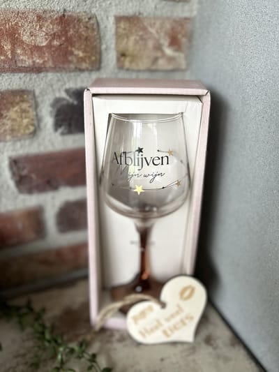 Creaties van Hier - Cadeau pakket Wijnglas met de tekst Afblijven met houten hartje - 21 x 8,2 cm - Glas