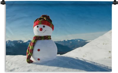 Wandkleed Kerst - Een kerstpop in het besneeuwde landschap tijdens de winter Wandkleed katoen 180x120 cm - Wandtapijt met foto XXL / Groot formaat!