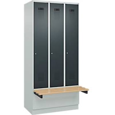 C+P Evolo Plus garderobekast, 3 vakken van elk 300 mm breed, sokkel, zwevende bank, B 900 x D 815 x H 1950 mm, cilinder, lichtgrijs/antracietgrijs