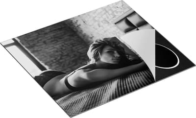 Chefcare Inductie Beschermer Sexy Brunette Vrouw in Bed - Erotiek - Zwart Wit - 60x50 cm - Afdekplaat Inductie - Kookplaat Beschermer - Inductie Mat