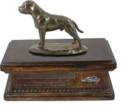Persoonlijke urn hond voor Staffordshire Bull Terrier met beeldje en houten design
