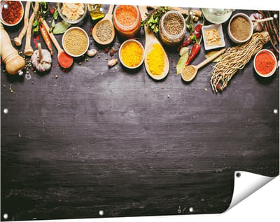 Gards Tuinposter Indiase Kruiden op een Zwarte Tafel - 120x80 cm - Tuindoek - Tuindecoratie - Wanddecoratie buiten - Tuinschilderij