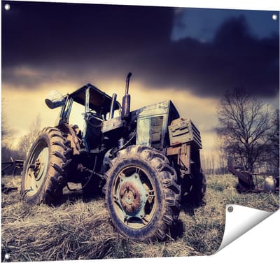 Gards Tuinposter Oude Tractor op het Grasveld - Trekker - 100x80 cm - Tuindoek - Tuindecoratie - Wanddecoratie buiten - Tuinschilderij