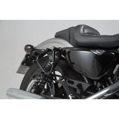 Zijtassenhouder, rechts SW-Motech SLC. Harley Davidson Sportster modèles (04-).