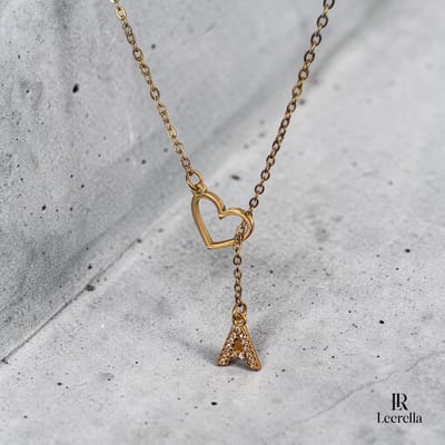 Leerella Goudkleurige | A | Initial Ketting met Hart en Letter Hanger – Gepersonaliseerde RVS Ketting met Zirconia Steentjes – 60 cm Collier