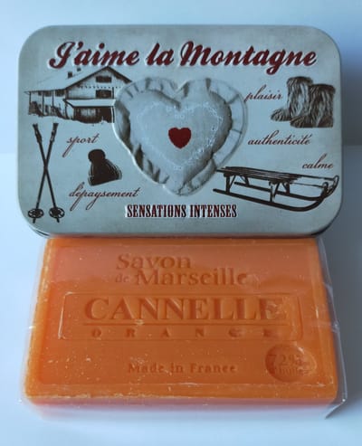 Metalen zeepblik met opdruk J'aime la montagne met Marseillezeep Kaneel 100 gram