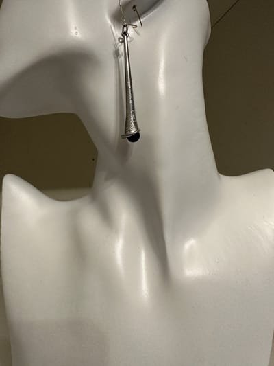 zilverkleurige oorhanger met zwarte steen | | Make up | Parfum | Moederdag | Verjaardagscadeau| Cadeautje| Valentijnsdag| Kado | sieraden | vaderdag | oorbellen | oorsieraden
