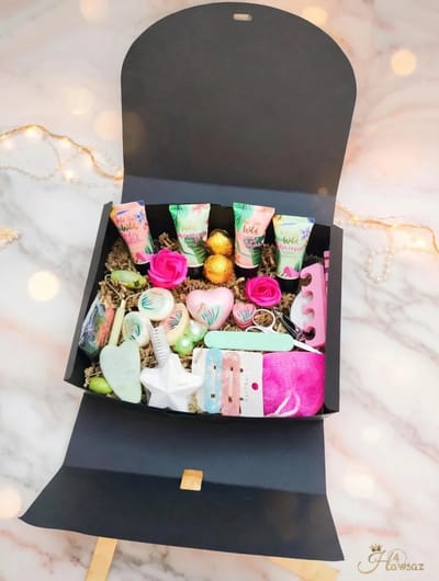 Bad- en bodycadeau 29 stuks - Bodylotion - Luxe Cadeau - Hawsaz.nl kado - Guasha steen - Giftsbox - Nagelverzorging - Cadeauset - Dames cadeau - Relax Cadeau - Verwenpakket - Valentijnscadeau - luxe cadeau doos - Geschenkset - Moederdag cadeau