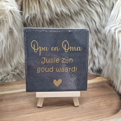 Robuust wenstegeltje - Tegeltje Opa en Oma – Jullie Zijn Goud Waard – Cadeau Grootouders - Hip trendy tegeltje – Tegeltje met Spreuk – Keramiek – 10x10 cm – Wanddecoratie – Sfeervol en Persoonlijk – Trendy nu – Origineel cadeau