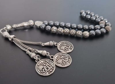 Handgemaakte naam tasbih 33 Kralen Natuursteen “Hematiet ” - met metaal tassel “Allah jala jalaluh "- Met je naam of de naam van uw geliefde- 8 mm diameter van de korrel
