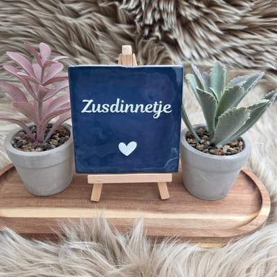 Robuust Wenstegeltje – Zusdinnetje – 10x10 cm – Lief Cadeau voor Zus of Beste Vriendin – Stijlvolle Wanddecoratie met Betekenis – Trendy nu – Decoratief Tegeltje met Standaard – Cadeau Idee