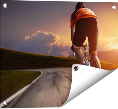 Gards Tuinposter Wielrennen Fietser op de Weg bij Zonsondergang - 50x40 cm - Tuindoek - Tuindecoratie - Wanddecoratie buiten - Tuinschilderij