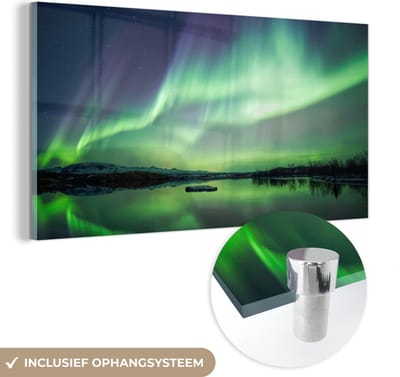 MuchoWow® Glasschilderij 120x60 cm - Schilderij acrylglas - Noorderlicht - Meer - IJsland - Groen - Bos - Sneeuw - Foto op glas - Schilderijen