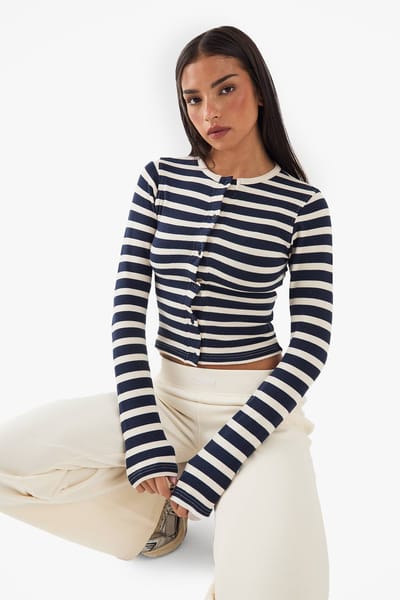 Dames DSGN Studio Gestreepte Top met Knoopdetail en Lange Mouwen | Marineblauw | Maat: 2XL