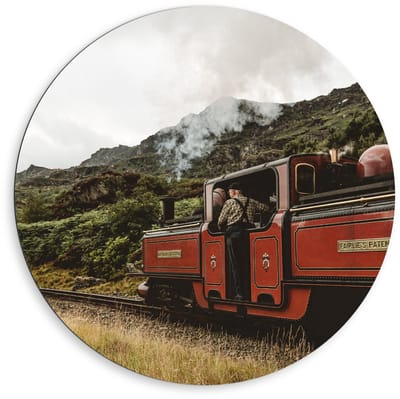 Dibond Wandcirkel - Treinmachinist in de Bergen - 80x80cm Foto op Aluminium Wandcirkel (met ophangsysteem)