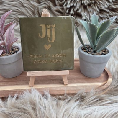 Robuust wenstegeltje Jij Maakt de Wereld Zoveel Leuker – Valentijn - Hip trendy tegeltje – Cadeau voor Nieuwe Woning, Housewarming of Gezinscadeau – Sfeervol en Persoonlijk - Vriend(in) – Trendy nu – Decoratief Tegeltje met Standaard – Cadeau Idee