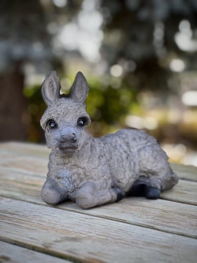 Ezeltje liggend 16 cm hoog - polyester - polystone - zomercollectie - herfstcollectie - beeld - tuinbeeld - hoogkwalitatieve kunststof - decoratiefiguur - interieur - accessoire - voor binnen - voor buiten - cadeau - geschenk - kerst - nieuwjaar