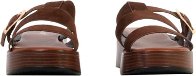 R and B-sandalen om aan te trekken