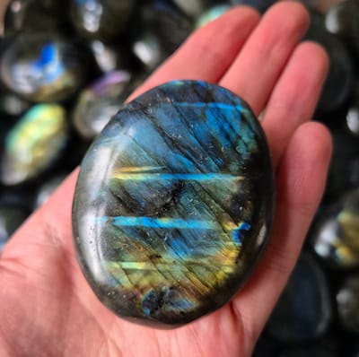 Edelsteen Super Flashy Labradoriet Palmsteen Handsteen worrystone zorgensteen