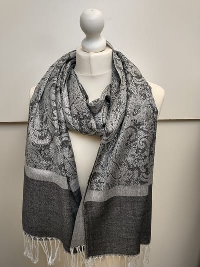 Zijdezachte dames sjaal Jaleesa paisleymotief antraciet wit