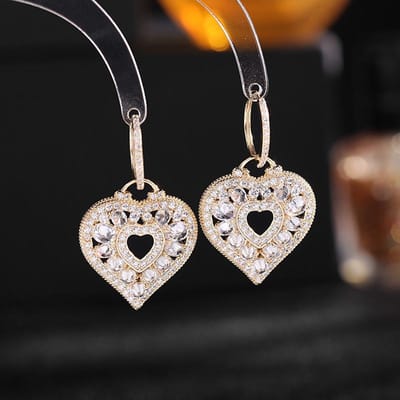 Dames Oorbellen met Licht Luxe Design Elegante Geometrische Zirkonia Hartvorm Mode en Veelzijdig Niche Design Oorbellen white
