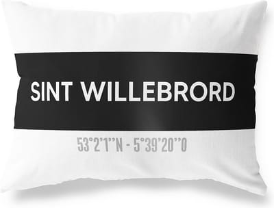 Tuinkussen SINT WILLEBRORD - NOORD-BRABANT met coördinaten - Buitenkussen - Bootkussen - Weerbestendig - Jouw Plaats - Studio216 - Modern - Zwart-Wit - 50x30cm