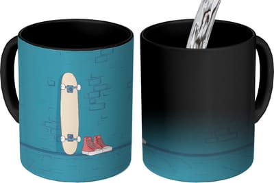 Magische Mok - Foto op Warmte Mokken - Koffiemok - Skateboard - Gympen - Rood - Minimalistisch - Magic Mok - Beker - 350 ML - Theemok