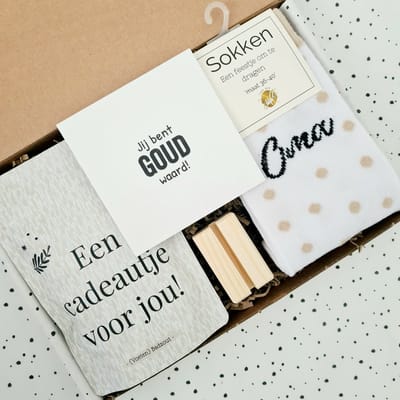 Wrapped Up Cadeauboxen 'Een cadeautje voor jou' - Cadeau voor Oma – Cadeaupakket Oma – Moederdag Cadeau / Verjaardag / Beterschap / Bedankje – (Voeten) Badzout ‘Een cadeautje voor jou’, Sokken Oma & Tegeltje ‘Jij bent goud waard’