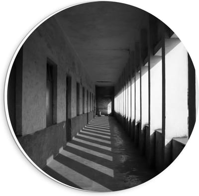 Forex Wandcirkel - Gang (zwart/wit) - 20x20cm Foto op Wandcirkel (met ophangsysteem)