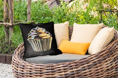 Buitenkussen Weerbestendig - Cupcake - Eten - Goud - Zwart - 50x50 cm