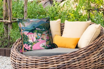 Sierkussen Buiten - Kleurrijk - Huizen - Heuvels - Roze - 60x60 cm - Weerbestendig