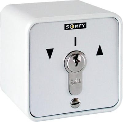 Somfy Opbouw Sleutelschakelaar Robuuste opbouw sleutelschakelaar voor het bedienen van rolluiken of garagedeuren. Specificaties: • Merkproduct van Somfy • Opbouw • Spatwaterdicht • Beschermingsklasse IP 54