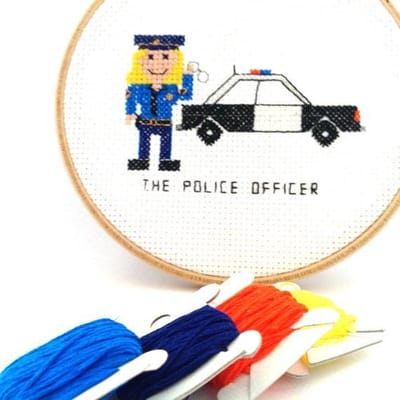 Vrouwlijke politie agente borduurpakket | Borduurpakket voor volwassenen | Politie vrouw kado maken  | Borduurpakket inclusief borduurring, DMC borduurgaren, Aida borduurstof, borduurnaald en instructies