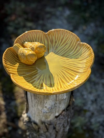 Vogel voeder- en drinkschaal Sammie geel 7 cm hoog - keramiek - hoogkwalitatief- decoratiefiguur - exterieur - accessoire - voor de tuin - voor buiten - cadeau - geschenk - Kerst - Nieuwjaar - tuinbeeld