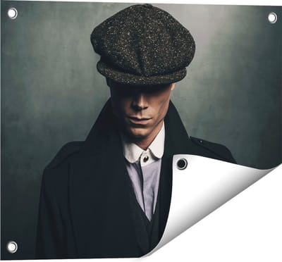 Gards Tuinposter Engelse Gangster met een Pet uit Jaren 1920 - 50x40 cm - Tuindoek - Tuindecoratie - Wanddecoratie buiten - Tuinschilderij