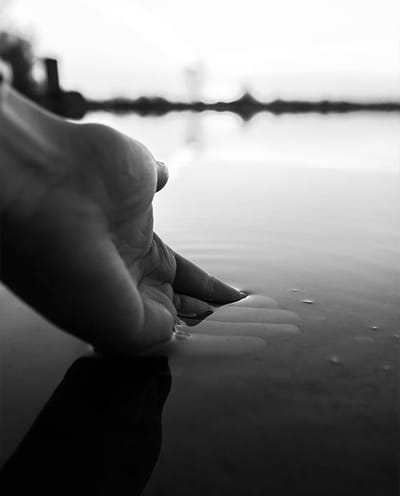 Hand In Water Poster - 30x40cm – WALLLL