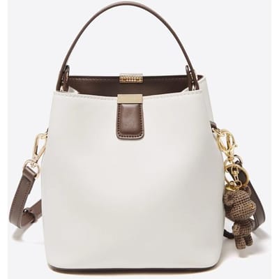 Dit jaar zijn high-end crossbodytassen, commuter bucket bags en zomerse modieuze single-shoulder hand-carry damestassen in de mode. wit