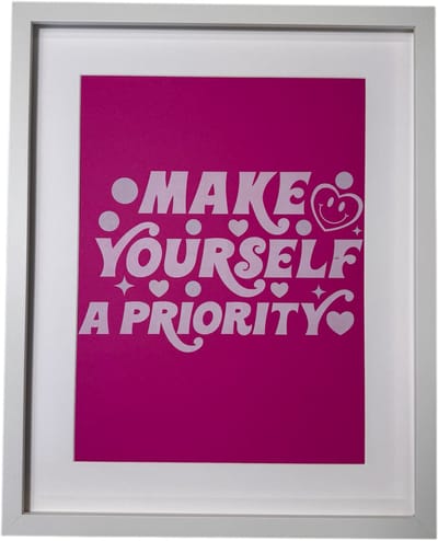 Lijst met motiverende quote - witte lijst met passe-partout "Make yourself a priority" - boost voor je zelfvertrouwen - witte letters op roze achtergrond - 40x50cm