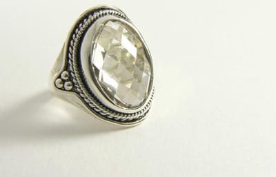 Bewerkte zilveren ring met bergkristal - maat 17.5