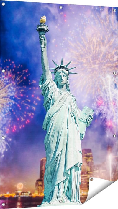 Gards Tuinposter Vrijheidsbeeld in New York met Vuurwerk - 80x120 cm - Tuindoek - Tuindecoratie - Wanddecoratie buiten - Tuinschilderij