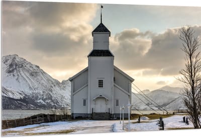 Acrylglas - Gimsoy Kerk in Noorwegen tijdens Zachte Winterdag - 150x100 cm Foto op Acrylglas (Met Ophangsysteem)