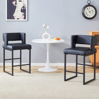 Set van 2 zwarte barkrukken in Scandinavische stijl, vierkant ontwerp, zwarte metalen poten, lichtgewicht en comfortabel. Voldoet aan uw uiteenlopende productbehoeften.