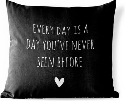 Buitenkussen - Engelse quote "Every day is a day you've never seen before" met een hart voor een zwarte achtergrond - 45x45 cm - Weerbestendig