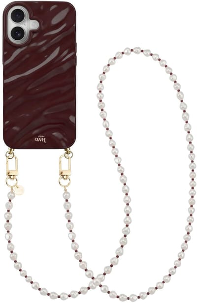 xoxo Wildhearts Burgundy Glaze telefoonhoesje met koord - geschikt voor iPhone 16 - Burgundy Pearl (lang koord) - Dream hoesje met telefoonkoord - Glimmende silicone case met plooien - Parelketting met burgundy & gouden details - Bordeaux rood