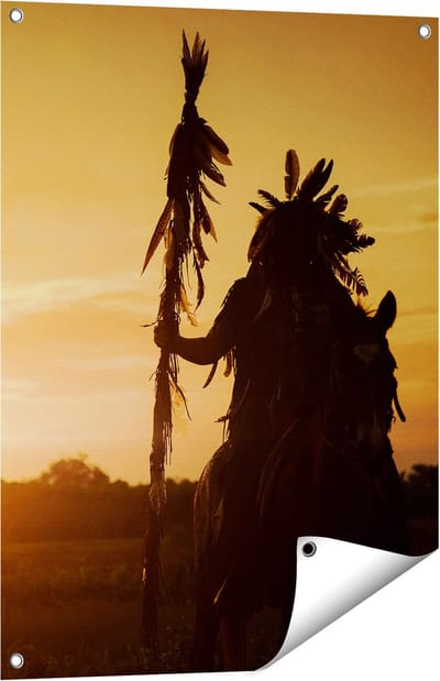 Gards Tuinposter Indiaan met een Speer bij Zonsondergang - 60x80 cm - Tuindoek - Tuindecoratie - Wanddecoratie buiten - Tuinschilderij