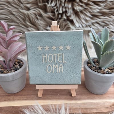 Robuust wenstegeltje – Hotel Oma – Hip trendy tegeltje – Origineel cadeau – Wanddecoratie – Cadeau voor Nieuwe Woning, Housewarming of Gezinscadeau – Sfeervol en Persoonlijk - Cadeau oma – Decoratief Tegeltje met Standaard – Cadeau Idee