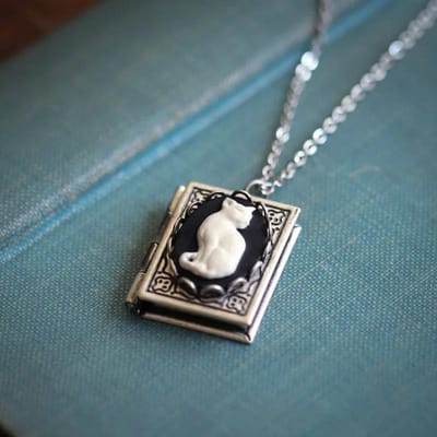 Camelot Kat Boekslot Ketting, Boekvormige Sieraden, Cadeau voor Boekenliefhebber Kunst Retro Hanger. zwart