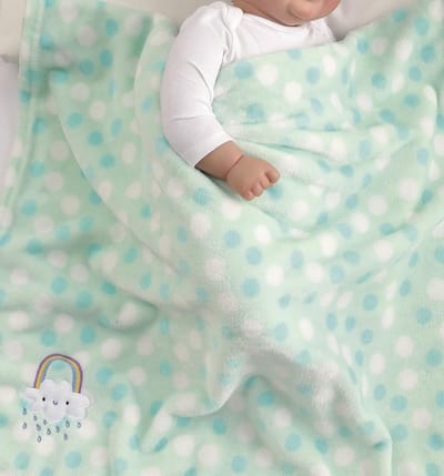 Zachte en warme babydeken van pluizig materiaal, ideaal voor wieg en kinderwagen (75 x 100 cm, groen met regenboogmotief)
