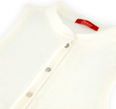 Exclusief Luxueus Kinder nachtkleding van Hanssop, zacht ivoor Hanssop Suit-pyjama, elegant, luxe pure katoen. Hanssop Suit-pyjama, zonder mouwen, luxe vervaardigde blinde knoopsluiting, parelmoer knoopjes. Onderstuk is een korte broek, maat 104