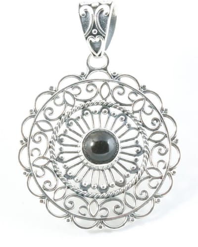 Opengewerkte zilveren hanger met onyx